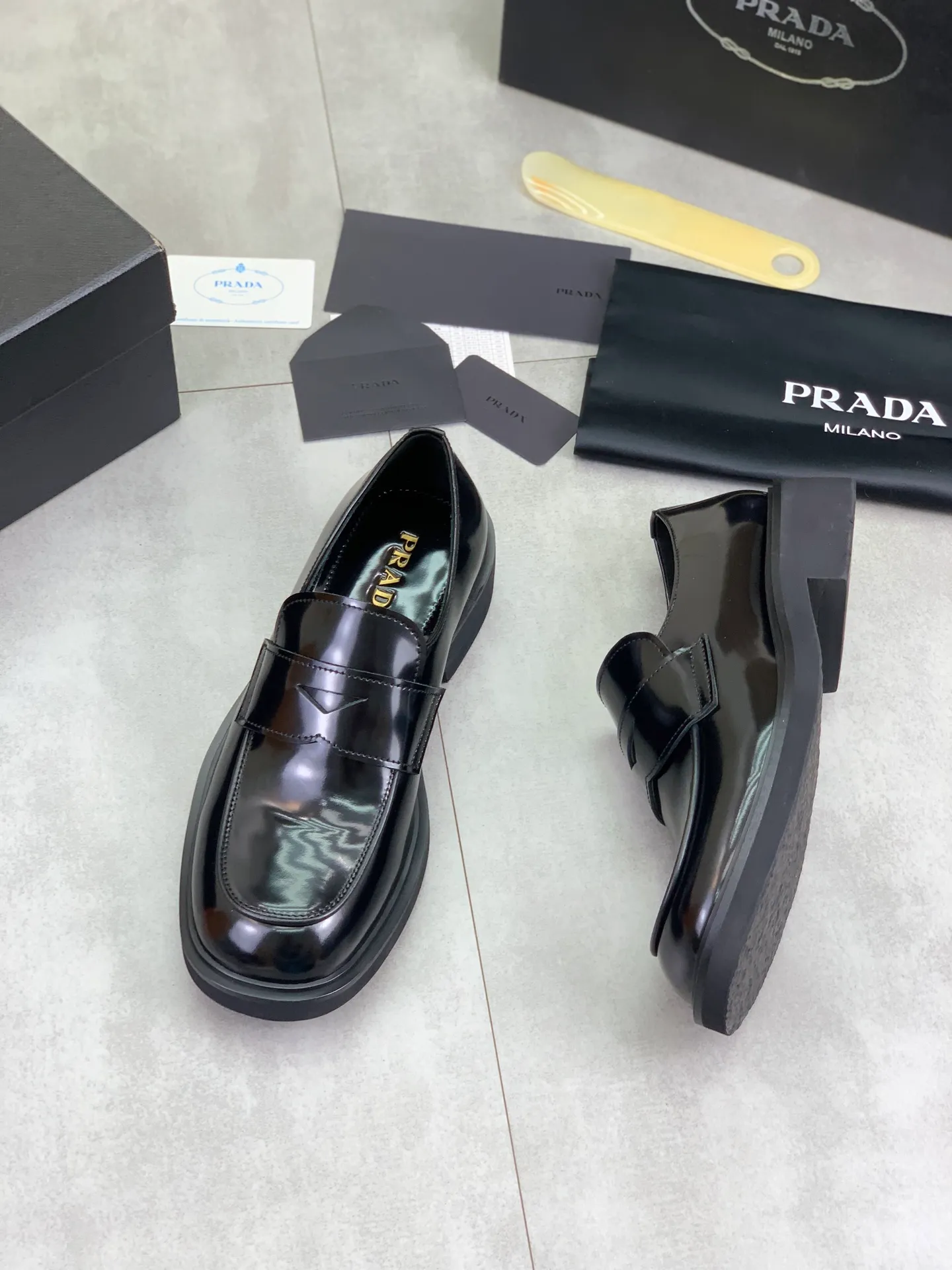 Factory price P840 💰Original quality, top version🔱 ＰＲＡＤＡPrada. Men's business casual leather shoes, top quality cow leather. 1:1 shipment ⬆️Luxurious and noble, all made of imported original first-layer fine suede cowhide, just to create a more comfortable wearing experience. Upper: original comfortable open-edge bead-rubbed calfskin ➕Top imported water-dyed full cow lining, original high-end lightweight and comfortable TPU combination bottom ✔️Code number: 39-44 (38 45 Can be customized)